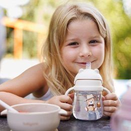 Puodelis su pasunkintu šiaudeliu BabyOno, 240 ml, smėlio spalvos