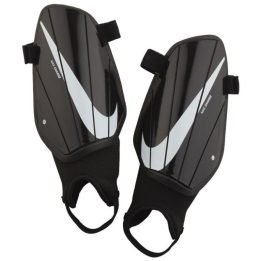 Vyriškos futbolo blauzdų apsaugos Nike Charge, juodos
