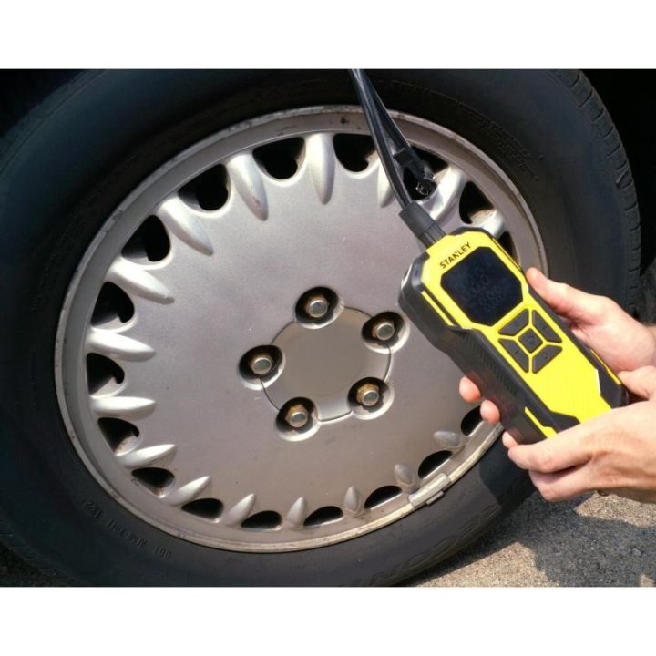 Akumuliatorinis 12 V kompresorius Stanley SXIF0101, juodas ir geltonas