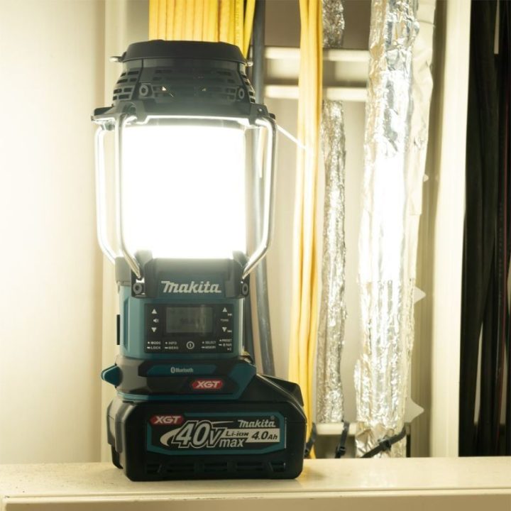 Radijas su LED lempa Makita MR009GZ, juodas