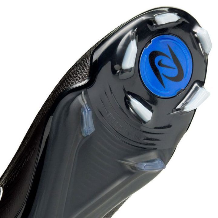 Futbolo bateliai natūraliai vejai Nike Phantom Luna II, juodi