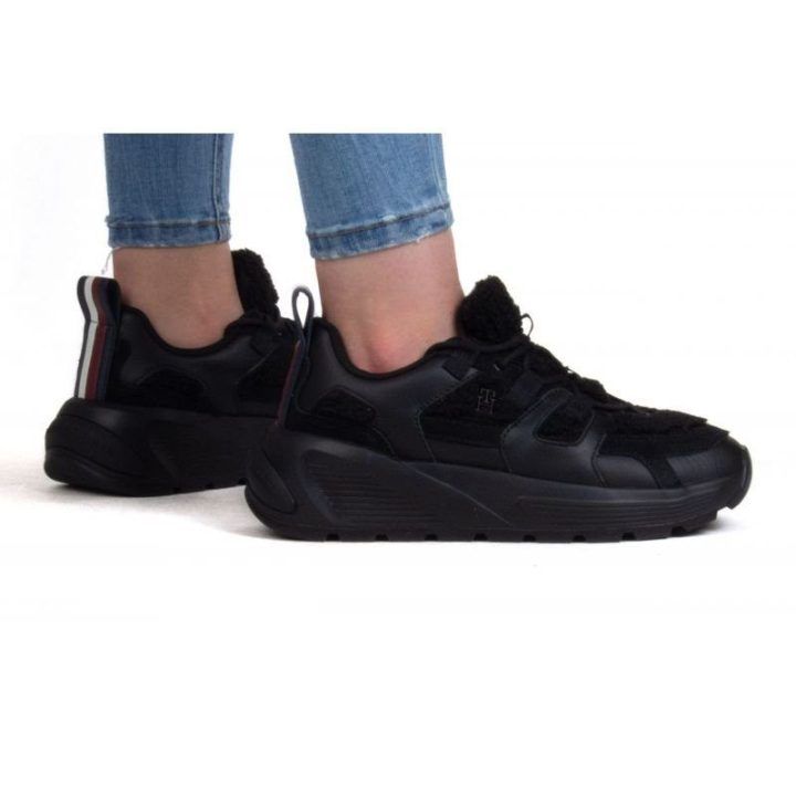 Moteriški sportbačiai Tommy Hilfiger Fur Fashion Runner, juodi