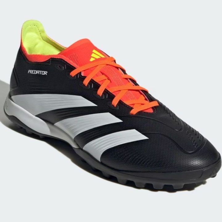 Vyriški futbolo bateliai su guminiais dygliais adidas Predator League, juodi, raudoni ir balti