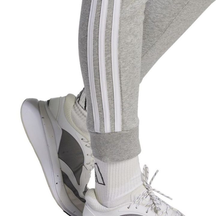 Moteriškos siaurėjančios sportinės kelnės adidas 3 Stripes FL C, pilkos