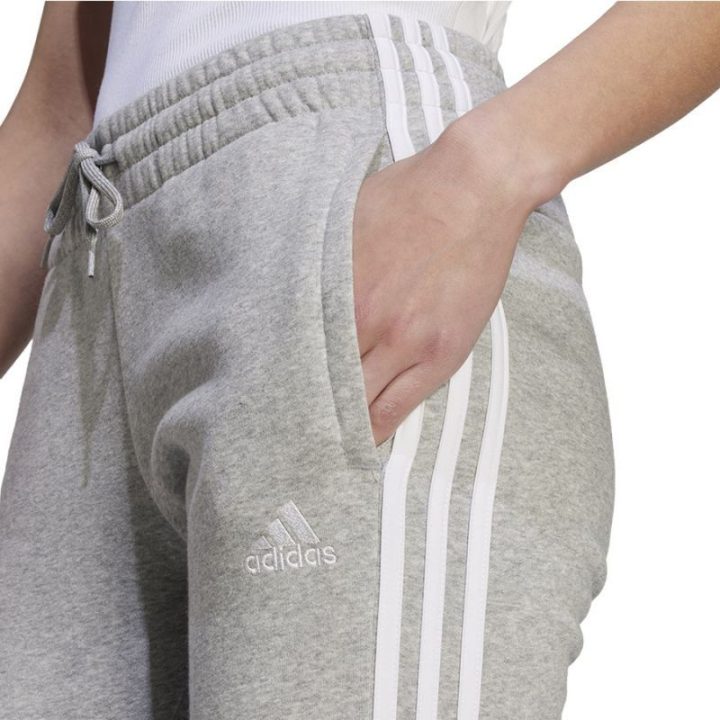 Moteriškos siaurėjančios sportinės kelnės adidas 3 Stripes FL C, pilkos