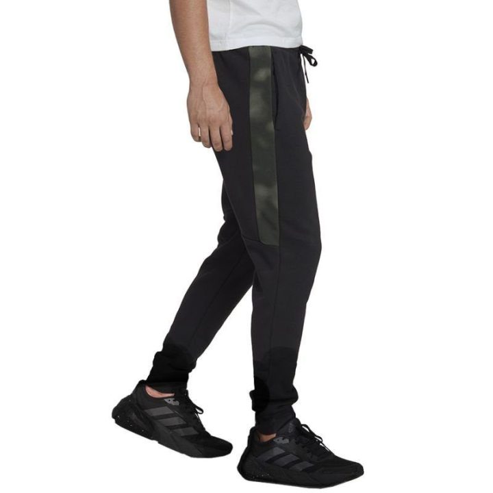 Vyriškos sportinės kelnės su kamufliažo raštu adidas, juodos