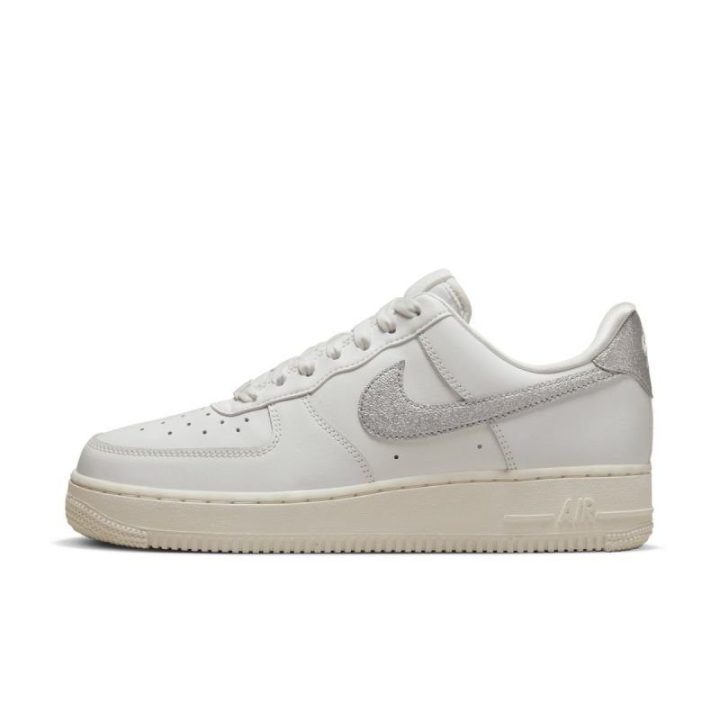 Moteriški sportbačiai Nike Air Force 1 '07, balti