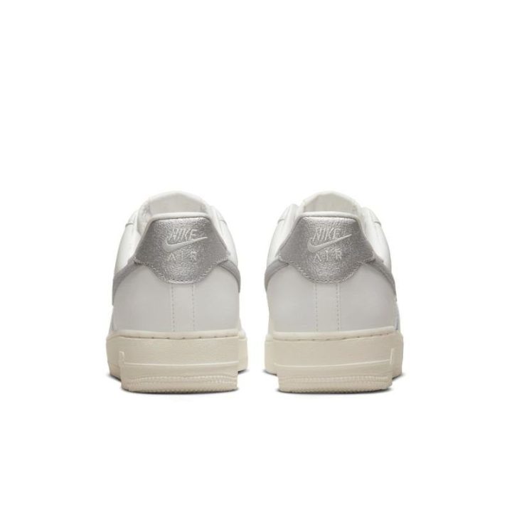 Moteriški sportbačiai Nike Air Force 1 '07, balti