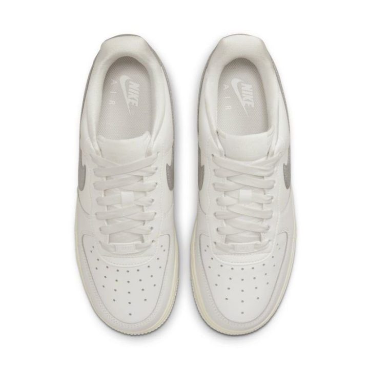 Moteriški sportbačiai Nike Air Force 1 '07, balti