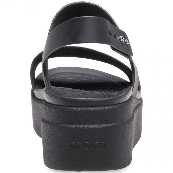 Moteriškos basutės su 45 mm pleištiniu kulnu Crocs Brooklyn, juodos