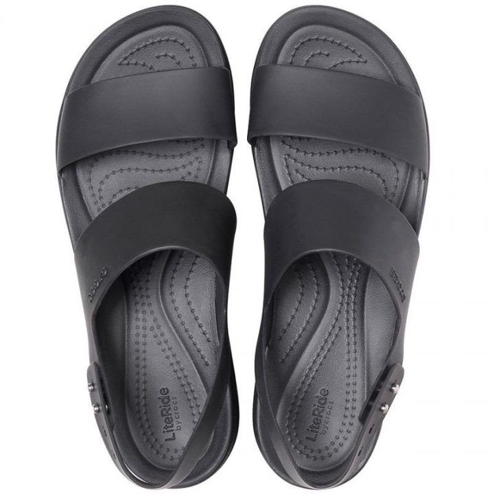 Moteriškos basutės su 45 mm pleištiniu kulnu Crocs Brooklyn, juodos