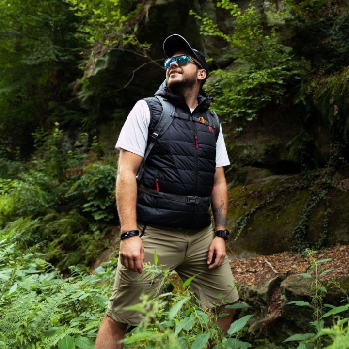 Vyriška dygsniuota liemenė su gobtuvu Alpinus Athos, juoda