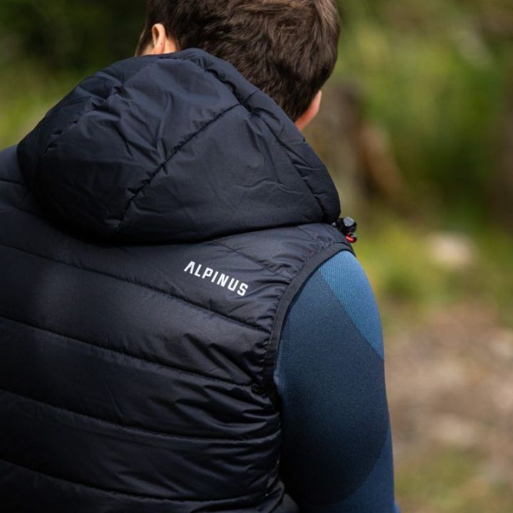 Vyriška dygsniuota liemenė su gobtuvu Alpinus Athos, juoda