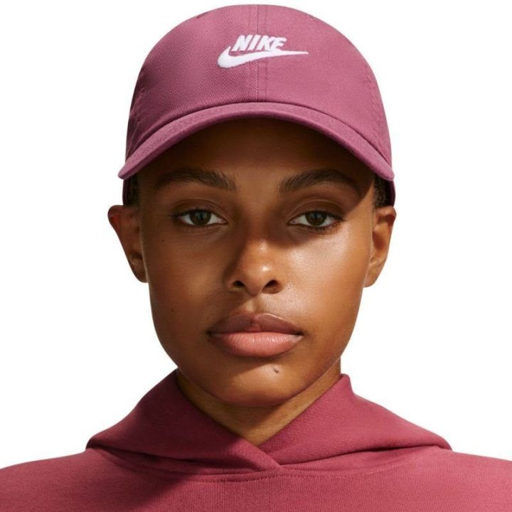 Medvilninė kepurė su lenktu snapeliu Nike Club, rožinė ir balta