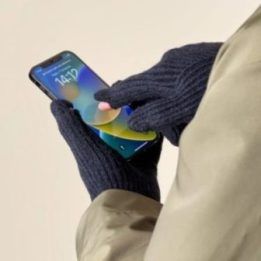 Megztos pirštinės su įkirpomis telefonui, juodos