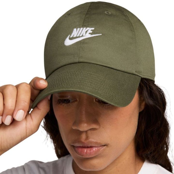 Medvilninė kepurė su lenktu snapeliu Nike Club, alyvuogių