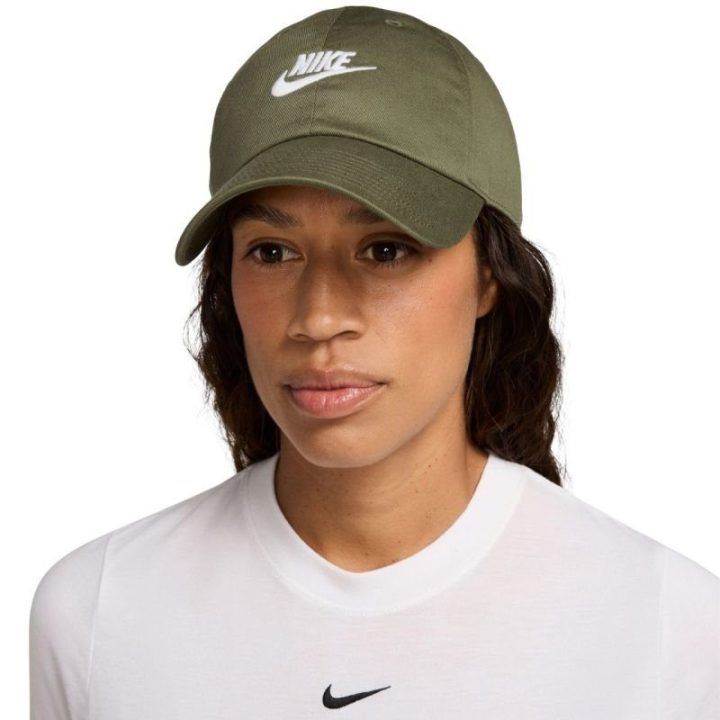 Medvilninė kepurė su lenktu snapeliu Nike Club, alyvuogių