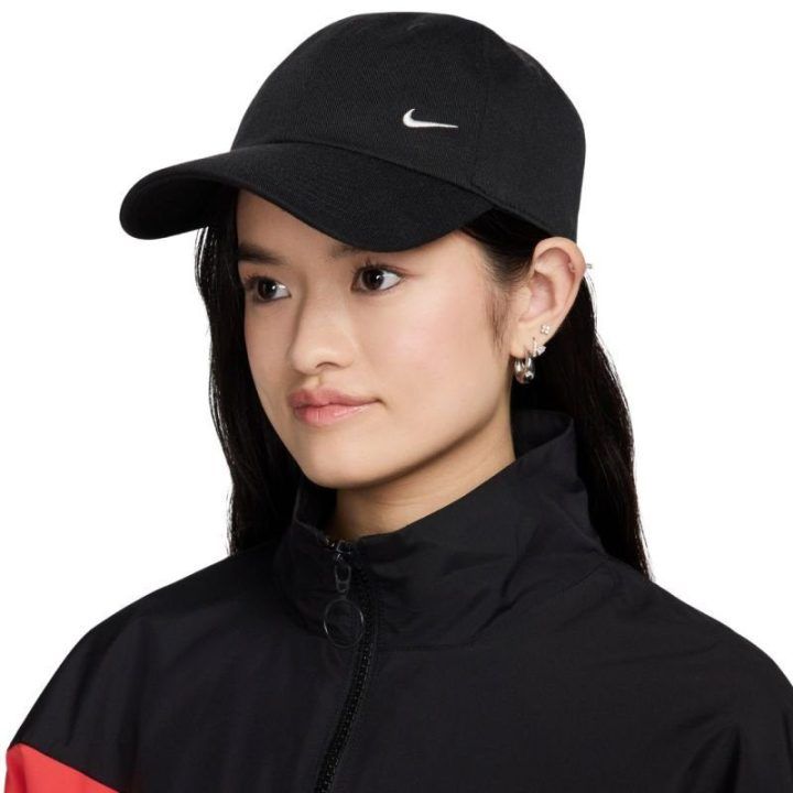 Uniseks kepurė su lenktu snapeliu Nike Club, juoda