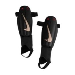 Futbolo blauzdų apsaugos Nike Charge 011, juodos
